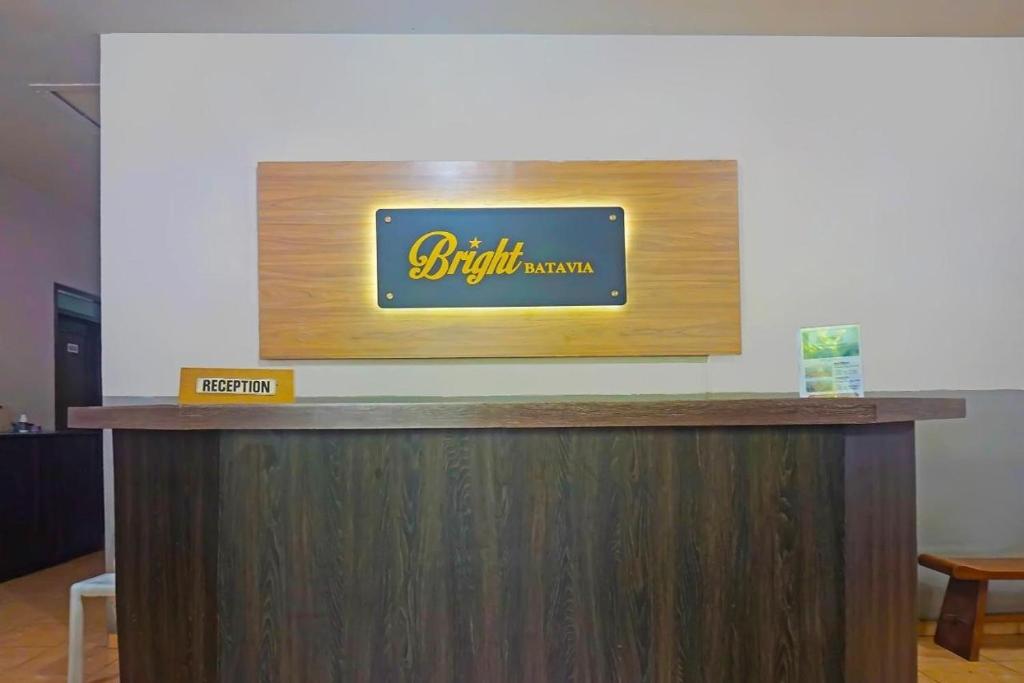 een bord voor een tandheelkundige kliniek bovenop een toonbank bij Bright Batavia in Jakarta