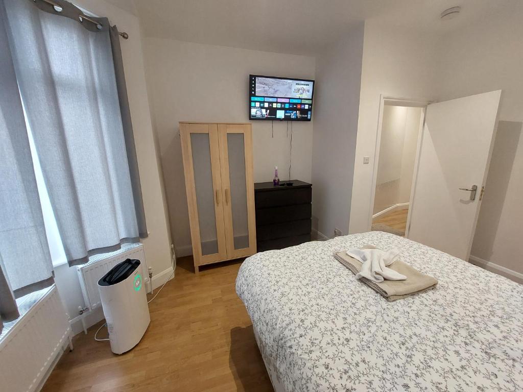 a bedroom with a bed with two towels on it at Cosy London Family apartment for 4 persons near Westfield Shepherd's Bush in London