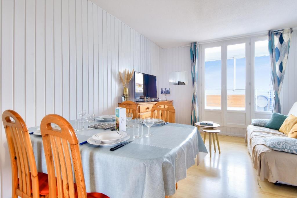 une salle à manger avec une table et un canapé dans l'établissement Douce échappée à deux pas de la plage, à Saint-Hilaire-de-Riez