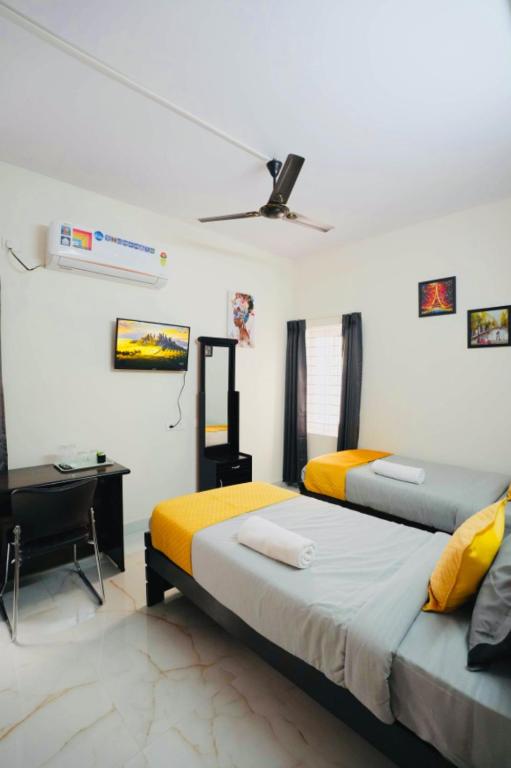 Postel nebo postele na pokoji v ubytování Yellow Bells Serviced Apartments Hitech City