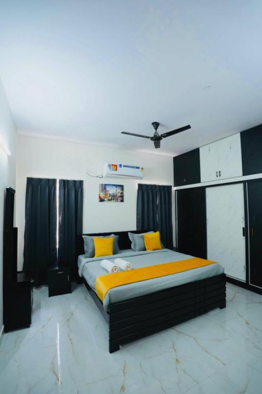 Postel nebo postele na pokoji v ubytování Yellow Bells Serviced Apartments Hitech City