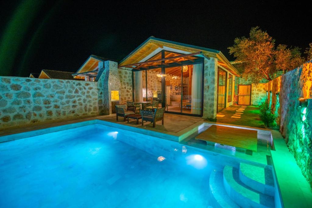 een villa met een zwembad in de nacht bij Villa Hardal Çayköy in Kalkan