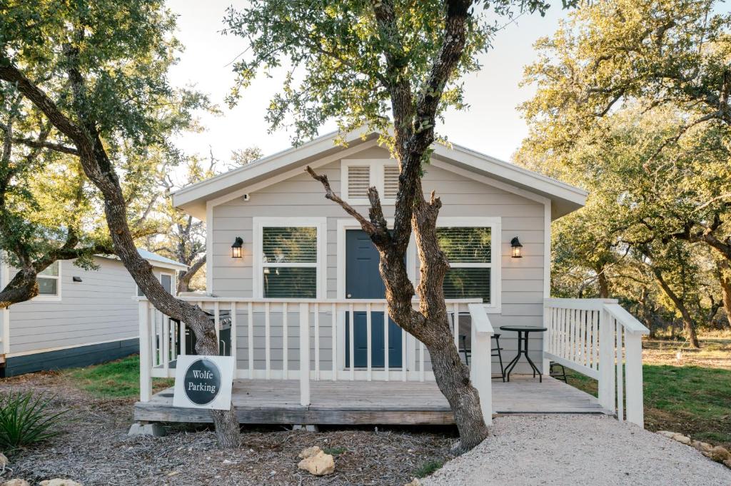 Step Free Entrance-Wolfe Cottage at Wrenwood Ranch, King Bed - One-Bedroom Apartment