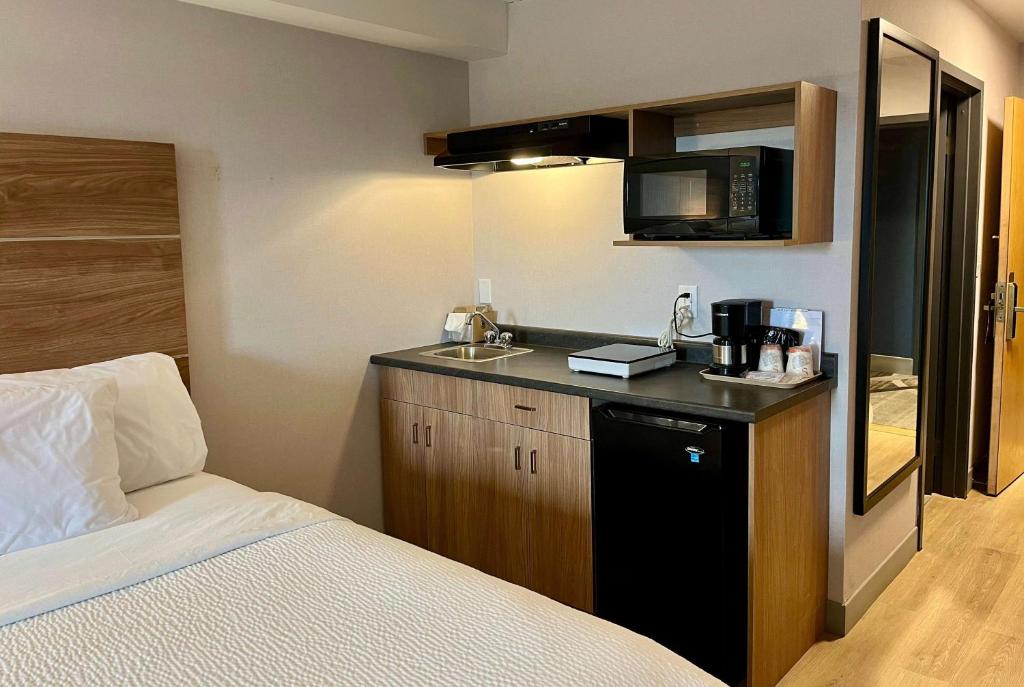 Kuchyň nebo kuchyňský kout v ubytování Super 8 by Wyndham Cornwall ON