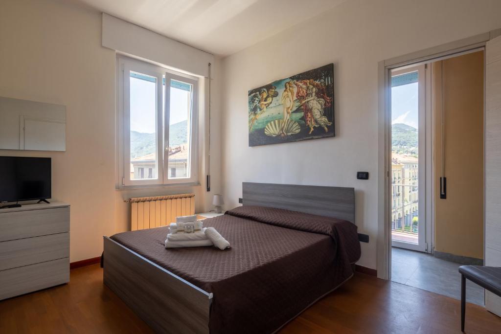 1 dormitorio con 1 cama y TV de pantalla plana en Il Cinquecento, en La Spezia