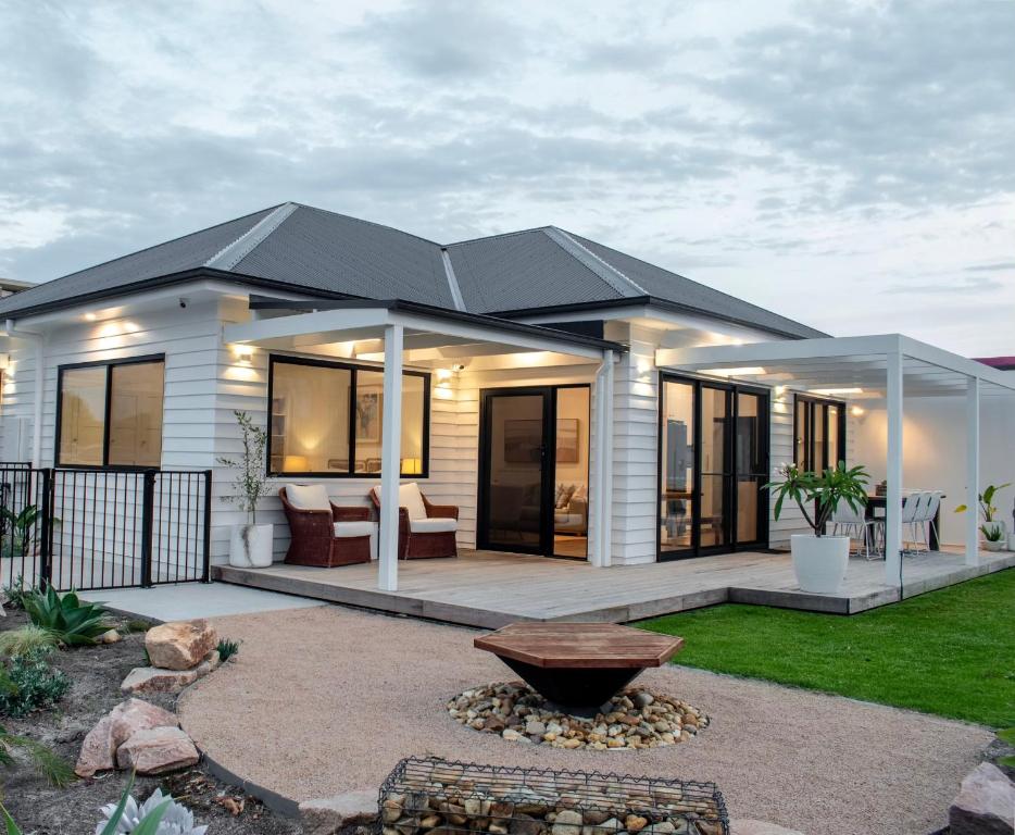 a rendering of a house with a porch at Skipper’s Lakes Entrance *Waterfront* in Lakes Entrance
