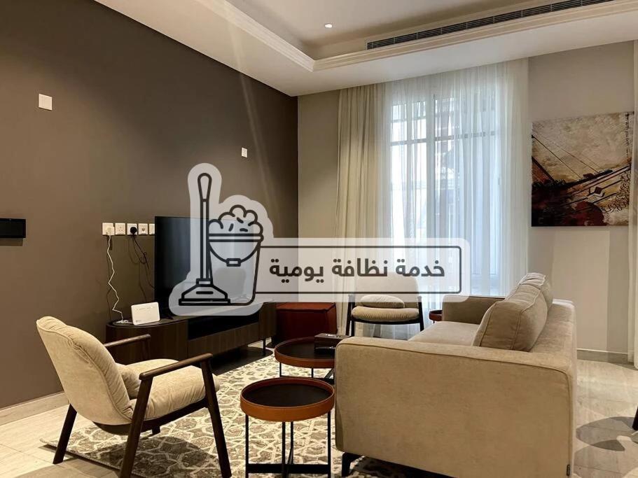 ein Wohnzimmer mit einem Sofa, Stühlen und einem Tisch in der Unterkunft Kease Yasmin F-1 Lusso Hejaz GX41 in Riad