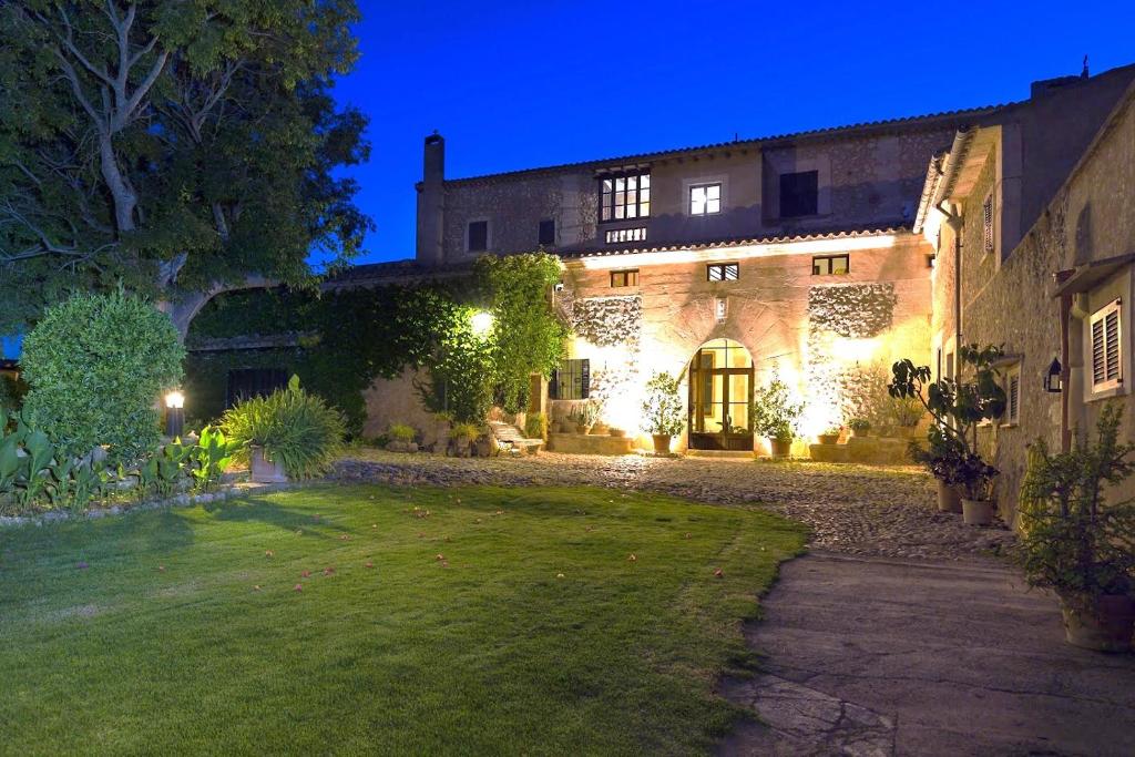 un gran edificio con un patio por la noche en Finca Sa Torre de Santa Eugènia en Santa Eugènia