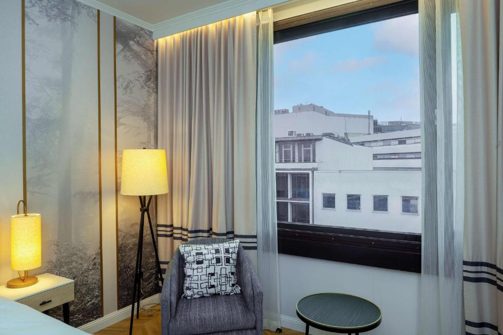 Postel nebo postele na pokoji v ubytování DoubleTree by Hilton Berlin Ku'damm