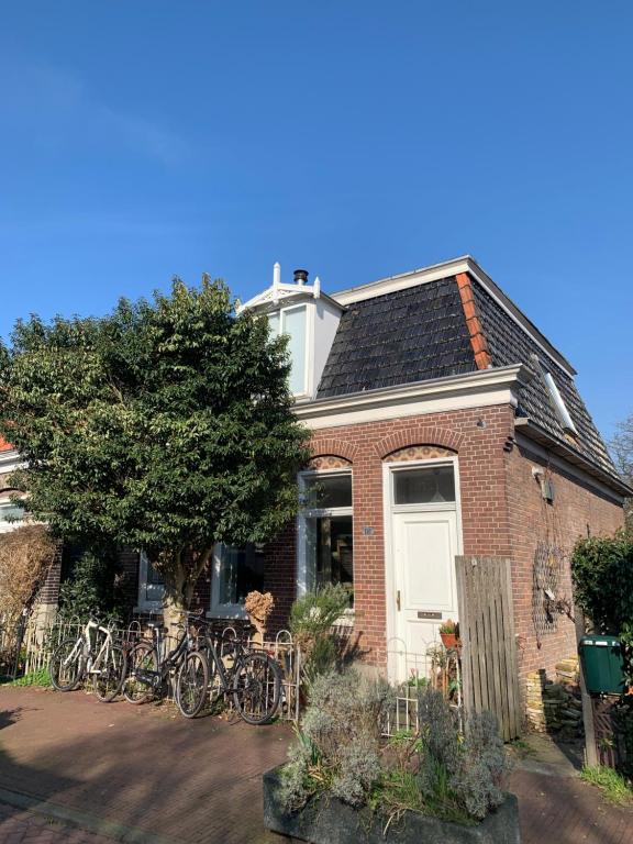 ein Backsteinhaus mit Fahrrädern davor in der Unterkunft Van der Welle - Ndd in Amsterdam