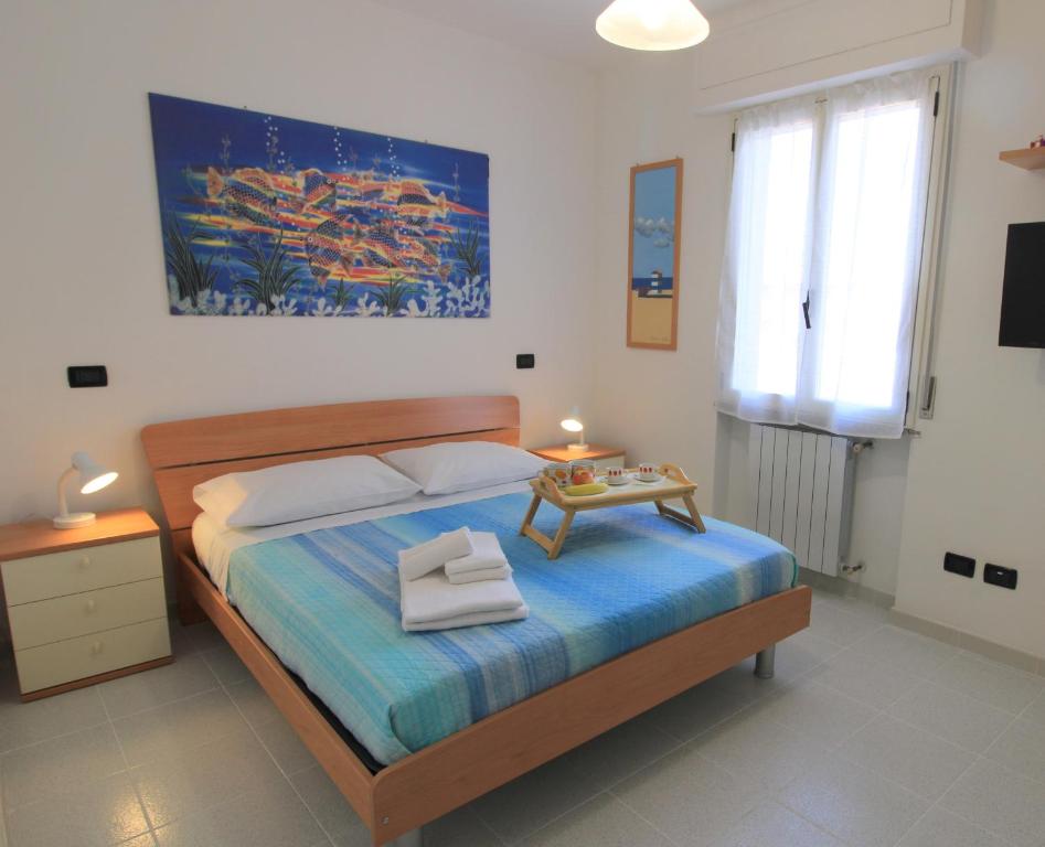 - une chambre avec un lit et un plateau dans l'établissement Cà Roby, à Fiumaretta di Ameglia