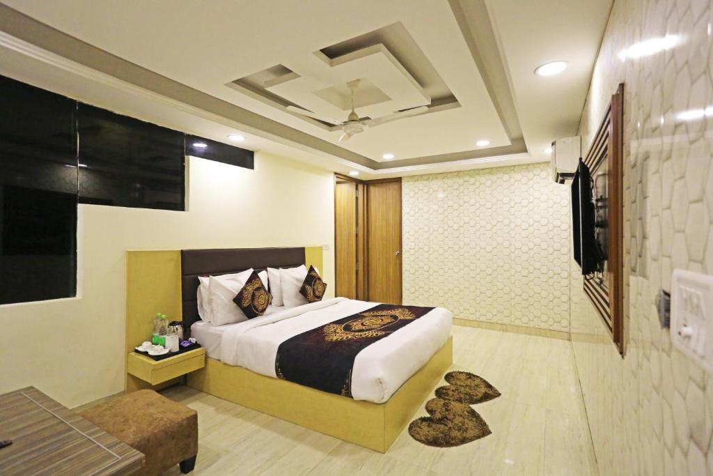 ニューデリーにあるGrand Suites Hotel By D Capitol- Mahipalpur,Delhi Airport, Aerocityのベッドルーム(ベッド1台、テレビ付)