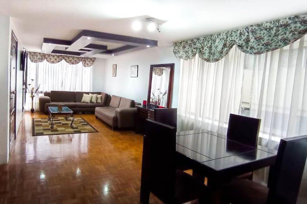 a living room with a couch and a table at Departamento amplio y lujoso - excelente ubicación in Quito