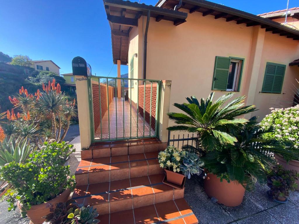 una casa con una puerta y algunas plantas en LEMON House, en Ventimiglia