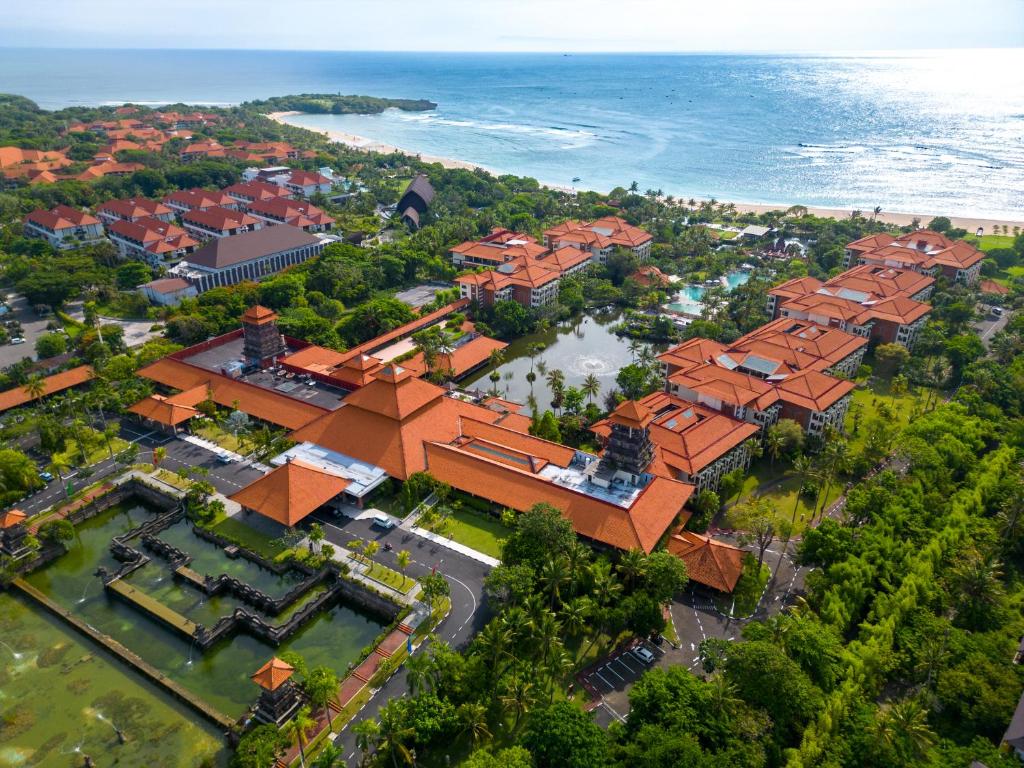 una vista aérea de un gran edificio con techos rojos en Ayodya Resort Bali, en Nusa Dua