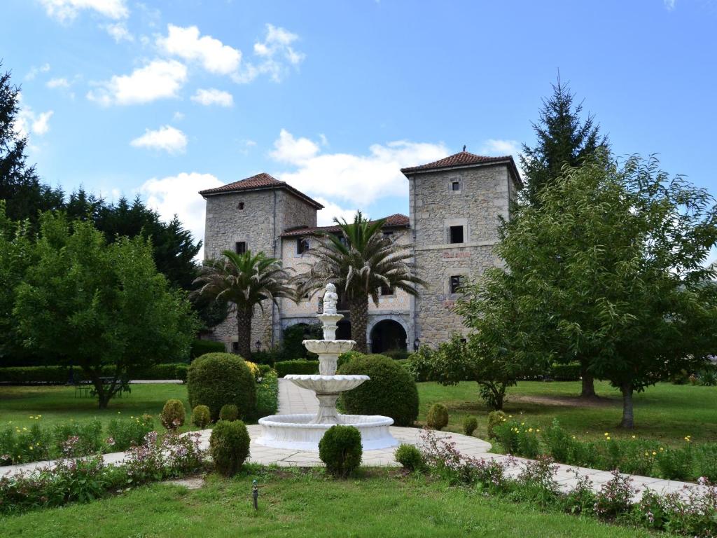 LastrasにあるAkla Hotel Palacio Torre de Ruesgaの庭園中の噴水付き建物