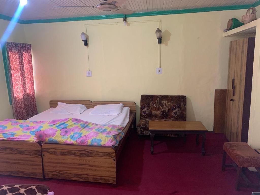 Postel nebo postele na pokoji v ubytování Hotel EMBASSY