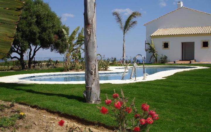 a yard with a swimming pool and a house at Valle Verde Alcaidesa in San Roque