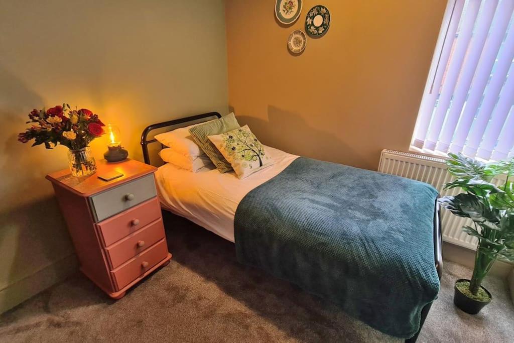 En eller flere senge i et værelse på Jasper's by Spires a cosy comfortable 4 bedroom house close to Trentham Gardens