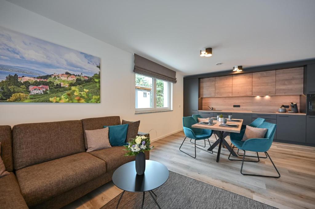 ein Wohnzimmer mit einem Sofa und einem Tisch in der Unterkunft Ferienwohnungen Stock Ferienwohnung Nr 4 in Friedrichshafen