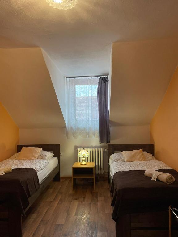 Postel nebo postele na pokoji v ubytování Hotel U Beránků