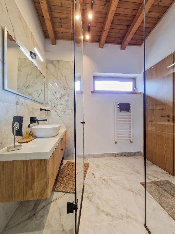 Koupelna v ubytování City Escape - 4 bedroom villa in Grand Hotel Therme by Flat Mаnager