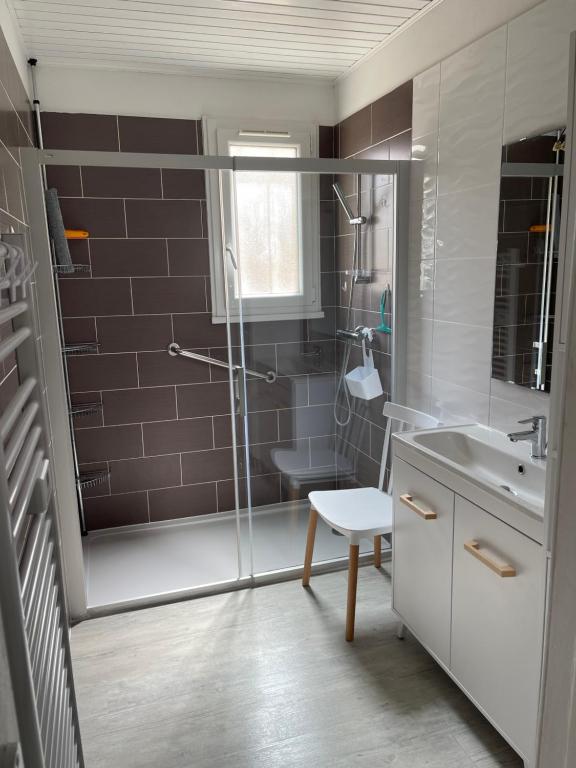 a bathroom with a shower and a sink and a toilet at Maison 6 personnes Soulac Climatisée Fibre in Soulac-sur-Mer