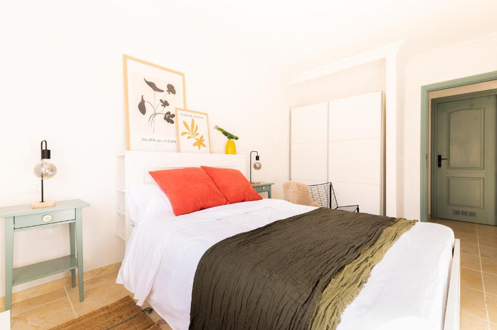 een slaapkamer met een bed, een tafel en een deur bij Apartamento coqueto con terraza junto a Candelaria in Candelaria