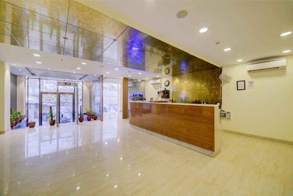 eine Lobby mit einer Rezeption in einem Gebäude in der Unterkunft Hotel D'Capitol - Delhi Airport in Neu-Delhi