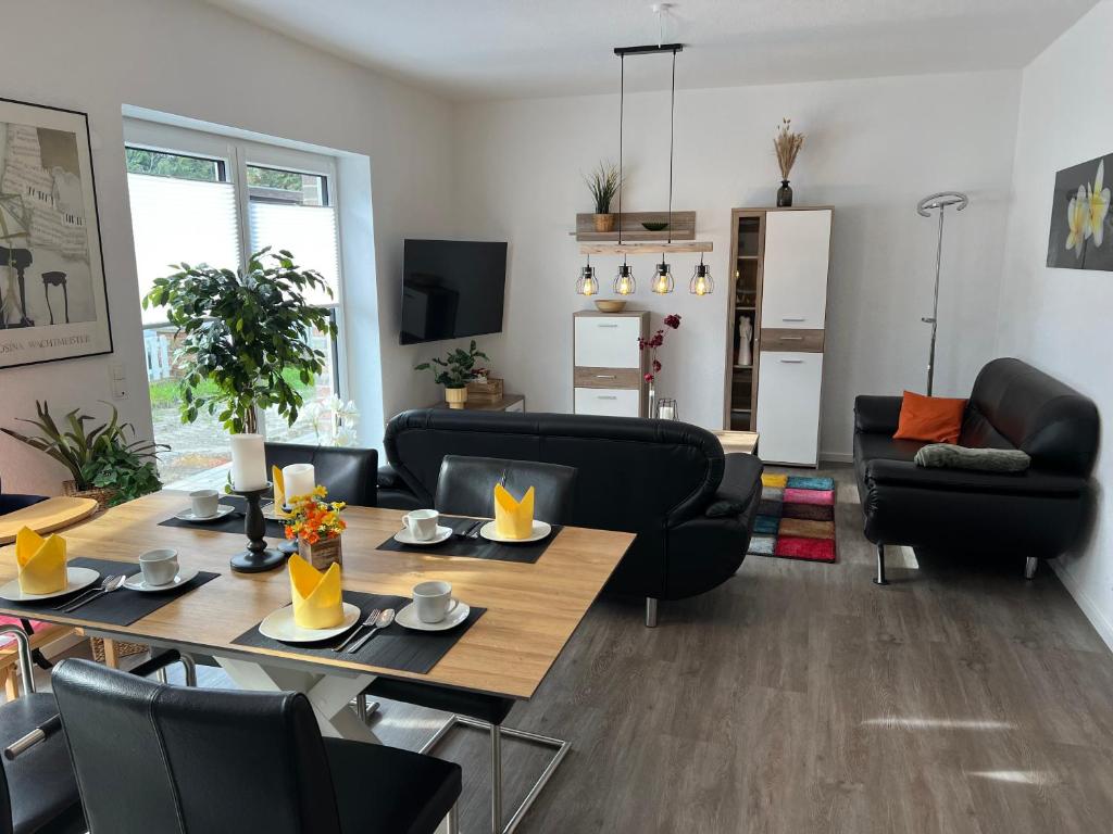 salon ze stołem i krzesłami w obiekcie "Golden Delicious" Neubau Barrierefrei Carport Terrasse Netflix Free WIFI w mieście Meppen