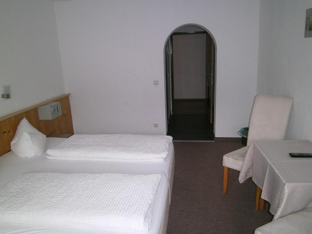Postel nebo postele na pokoji v ubytování Gasthof Hotel Kirchenwirt