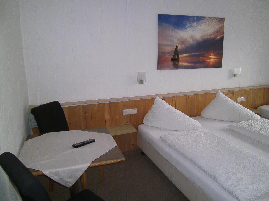 Postel nebo postele na pokoji v ubytování Gasthof Hotel Kirchenwirt