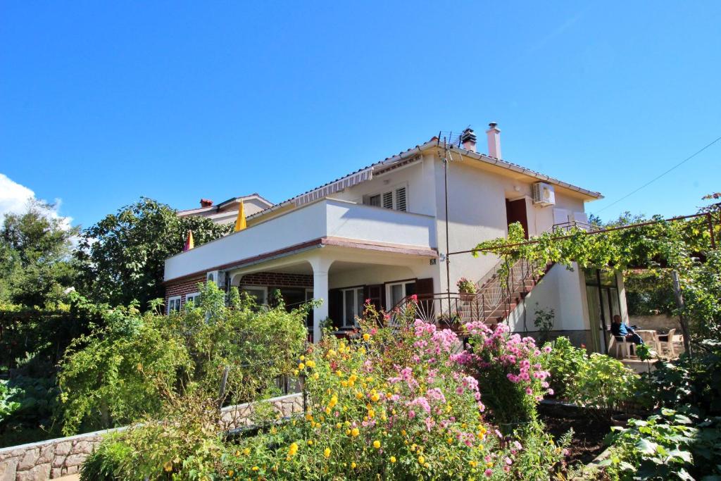 a house in the middle of a garden at Apartments Dragica in Šilo