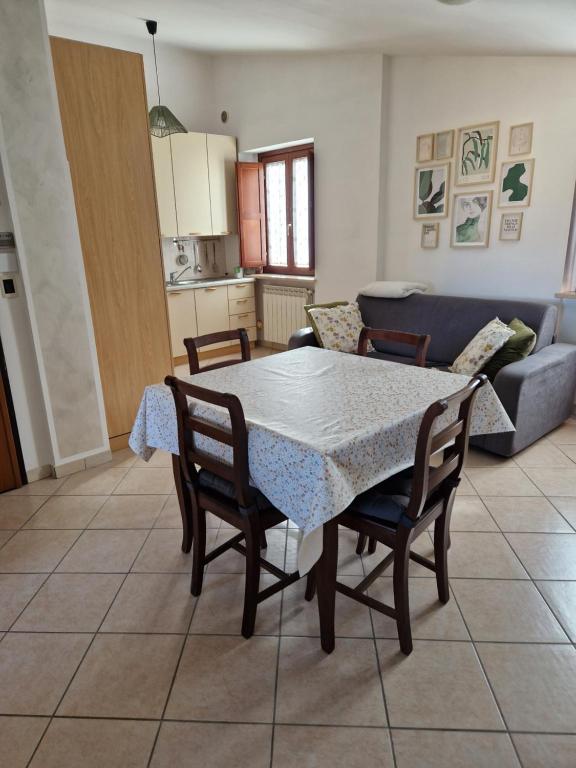 a dining table and chairs in a living room at La Mansarda Di Cecco in Avezzano