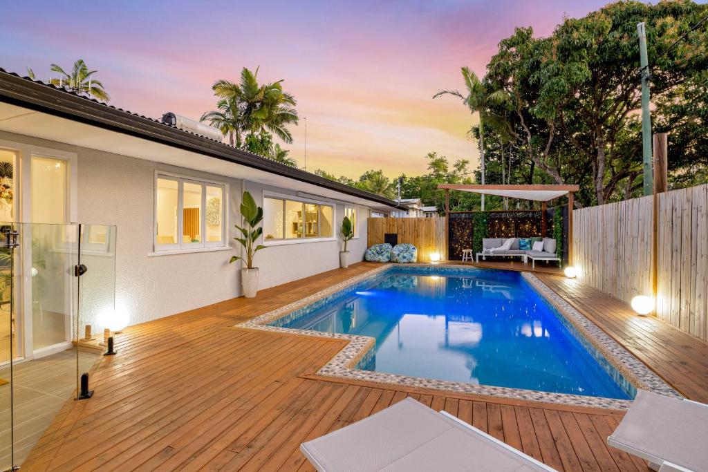 una piscina en el patio trasero de una casa en City Haven - A Slice of Paradise Fringing the CBD en Cairns