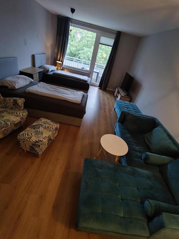 ein Wohnzimmer mit einem Sofa und einem Tisch in der Unterkunft Nice 2 Room Apartment - central / VW Werk in Wolfsburg