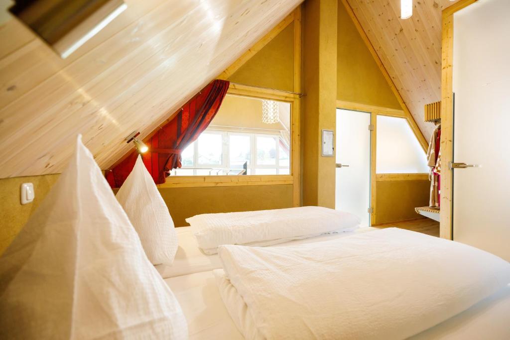 1 Schlafzimmer mit 2 Betten und einem Fenster in der Unterkunft Rotes Haus in Monschau