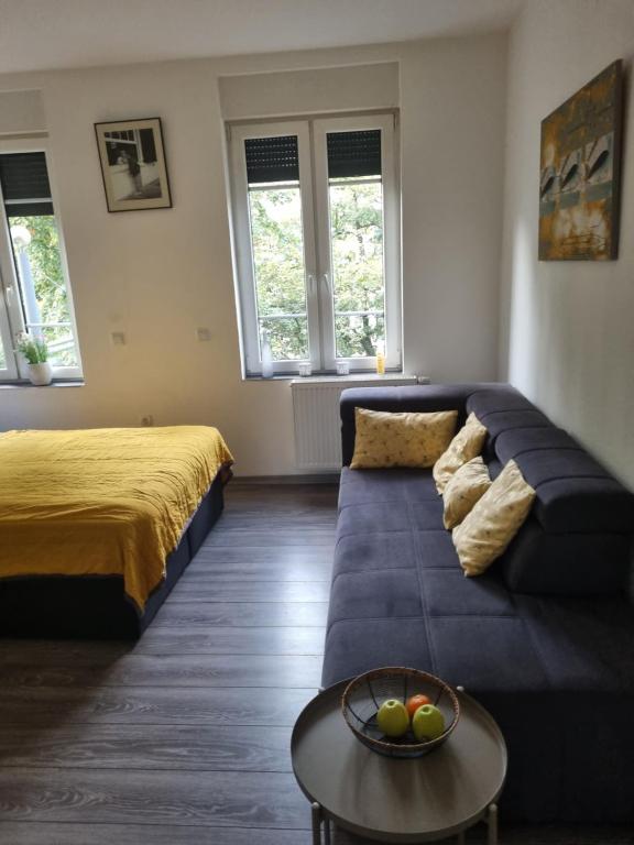 een woonkamer met een bank en een bed bij City-Apartment in Krefeld, Küche, nähe Düsseldorf Messe in Krefeld