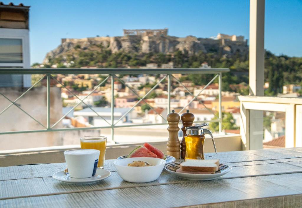Safestay Athens Monastiraki في أثينا: طاولة طعام ومشروبات وإطلالة على الدجاج