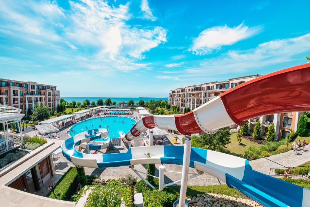uma vista para um parque aquático com uma montanha-russa em Premier Fort Beach Hotel em Sveti Vlas