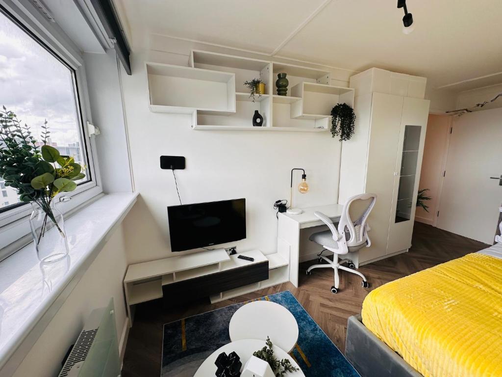 Gallery image of R1 - Private Room in Modern Shared Apartment, Each with Kitchenette, Central Birmingham in Birmingham