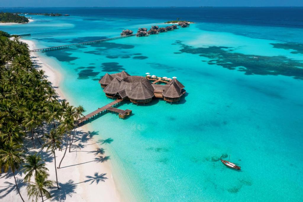 una vista aérea de un complejo en el océano en Gili Lankanfushi Maldives en North Male Atoll