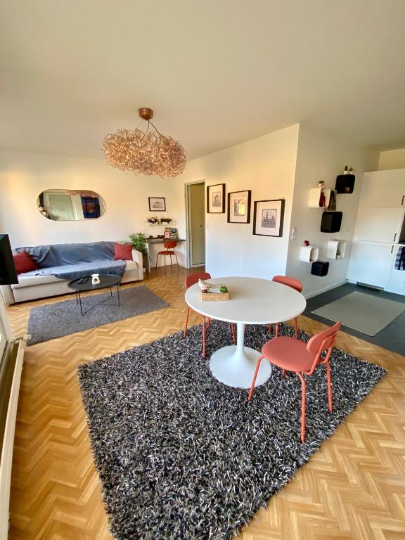 salon z białym stołem i krzesłami w obiekcie Une vue les pieds dans l'eau w Metz