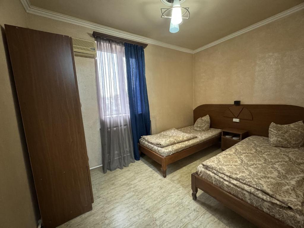 Postel nebo postele na pokoji v ubytování White House Hotel