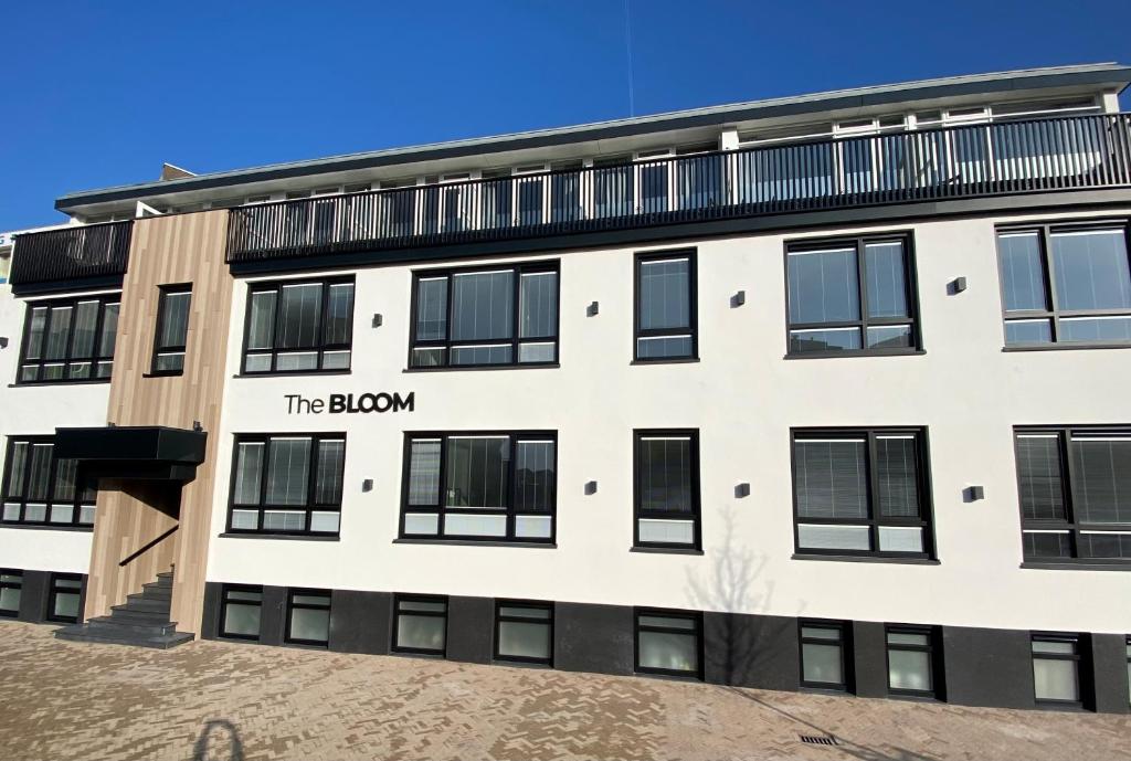 un bâtiment avec le panneau marron sur lui dans l'établissement The BLOOM, à Noordwijk aan Zee