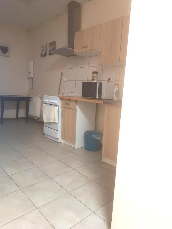 Hostel Krośnieńska 12 - Habitación Triple Con Baño Compartido