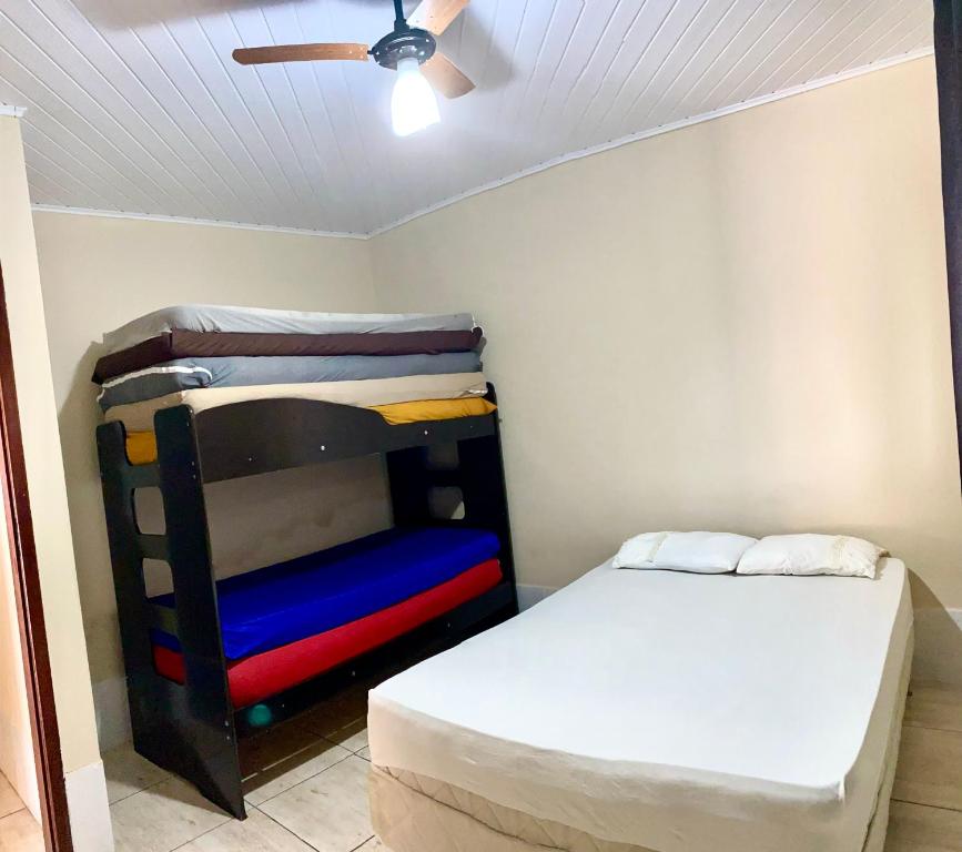 - une chambre avec deux lits superposés et un plafond dans l'établissement Pousada clair, à Ibitirama