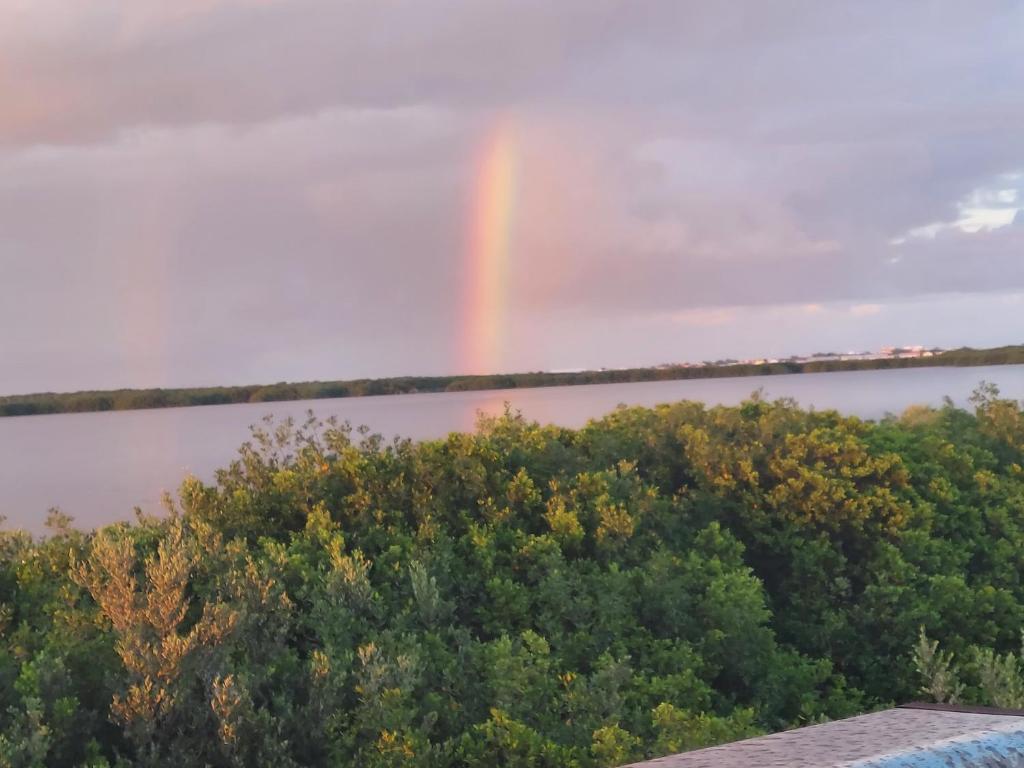 um arco-íris no céu sobre um rio em The Spot Tarpon Bay em San Pedro