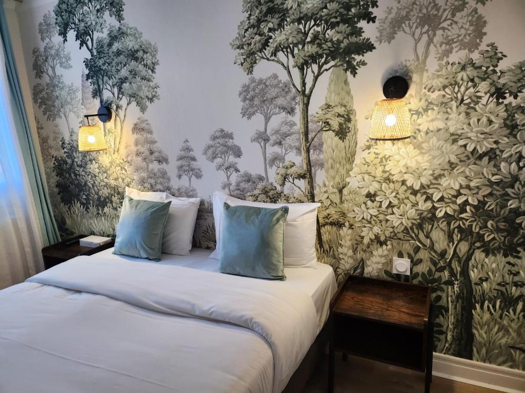 sypialnia z łóżkiem i tapetą w kwiaty w obiekcie Auberge la musardière w mieście Chagny