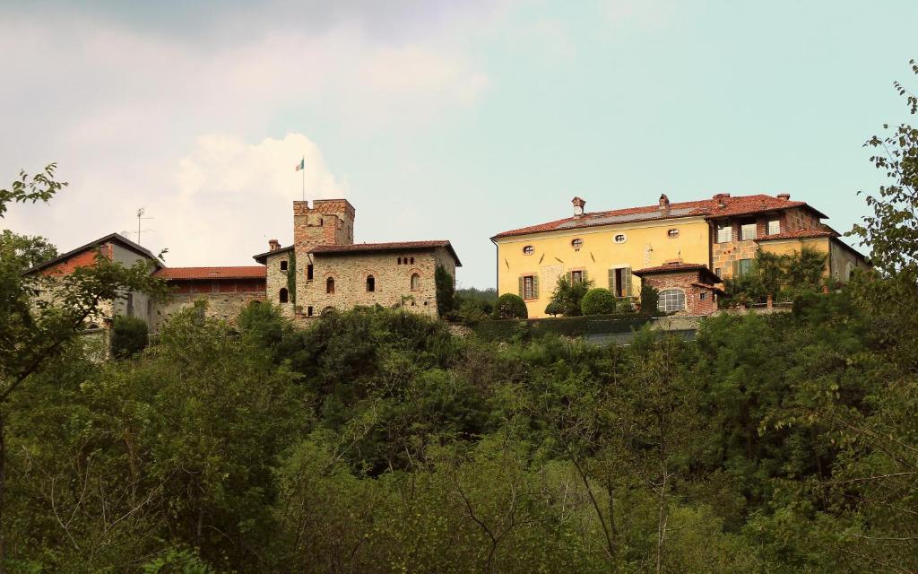 stary budynek na szczycie wzgórza w obiekcie Castello Di Strambinello w mieście Strambinello